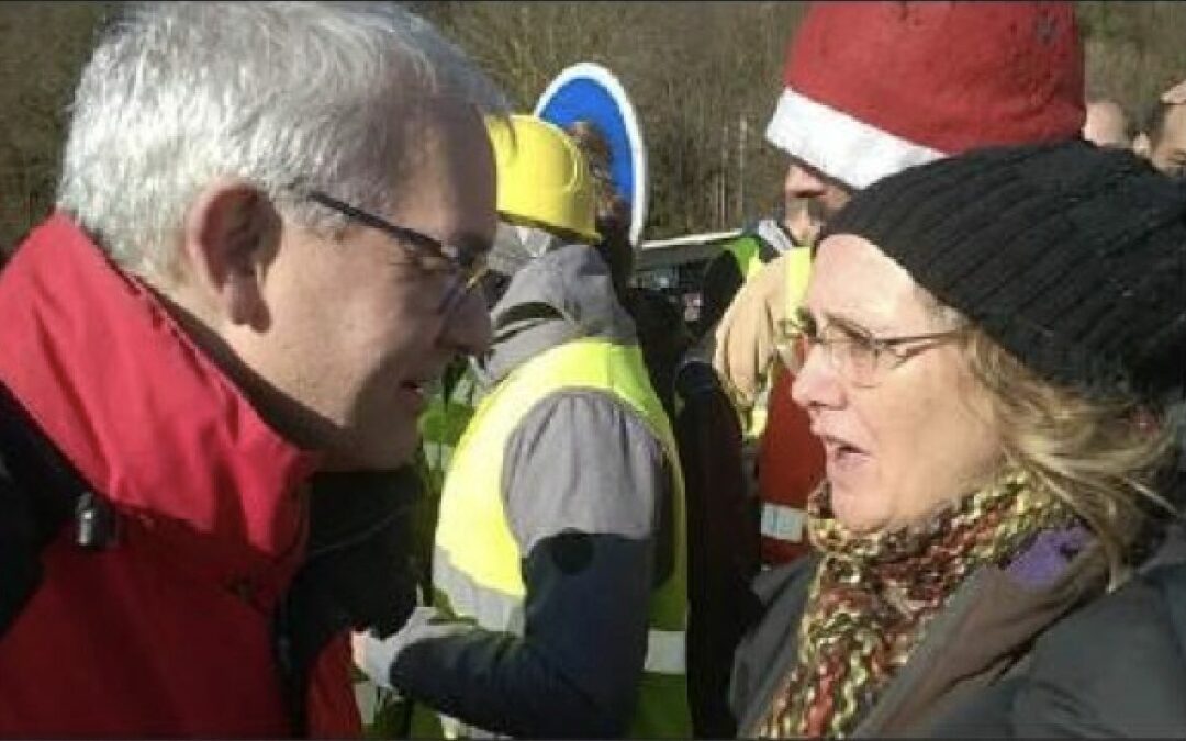 Philippe Huber discutant avec une personne concernée par la fermeture de la maternité