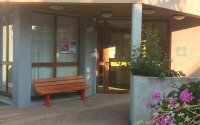 Un banc devant la poste : une action simple au service du quotidien