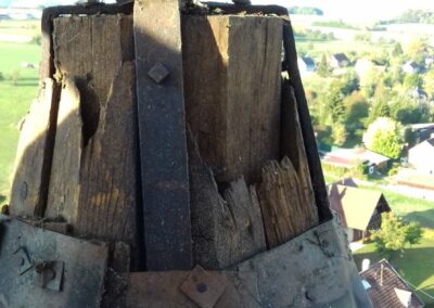 Support de la croix de l'église