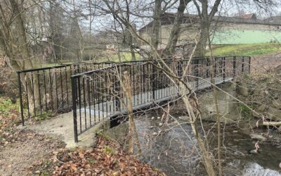Eine neue Fußgängerbrücke zur Sicherung des Schulwegs