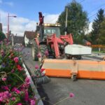 Balayeuse en action dans une rue de Muespach