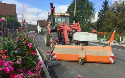 Une balayeuse–désherbeuse pour un village propre et sans pesticides