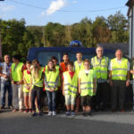 Groupe des enfants du conseil des jeunes avec élus et gendarmes